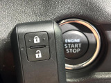 【キーレススタートシステム】カバンやポケットに入れたままでもドアの施錠・解錠が可能なスマートキーを装備。エンジンのオン・オフ時もカギを取り出す必要が無いからとっても便利です♪