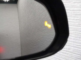 隣車線を走る車両をレーダーで検知し、ドアミラーでは確認しにくい後側方エリアに存在する車両に加え、急接近してくる車両も検知します。車両を検知するとドアミラーに搭載されたLEDインジケーターが点灯します。