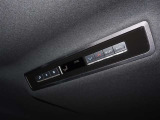 後席用のオートエアコンです。温風、冷風を自動で管理して、リアの方も快適にドライブを楽しんでいただけます!