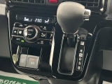 シフトレバーは扱いやすいインパネシフトです!オートエアコンも装備ですよ♪