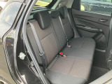 リヤシートも全車消毒済み。足元も広々。ドアには小物を収納できる便利な【リヤポケット】付。