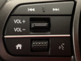 ステアリング左手側にオーディオ関連のコントロールスイッチを配置しています。操作時は視線を逸らすことなく運転に集中できます。