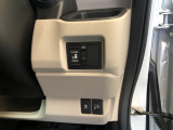 【片側電動スライドドア】リモコンや運転席のスイッチ操作のほか、ドアハンドルを少し引くだけでリアドアが自動開閉します♪