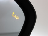 隣車線を走る車両をレーダーで検知し、ドアミラーでは確認しにくい後側方エリアに存在する車両に加え、急接近してくる車両も検知します。車両を検知するとドアミラーに搭載されたLEDインジケーターが点灯します。