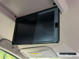 【フリップダウンモニター】大画面モニターで後席でもエンタメをお楽しみいただけます。小さなお子様にも大人気の装備です♪