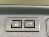 【パワーバックドア】スマートキーや運転席のボタンを押すだけでリアゲートが自動で開閉します!荷物を持っている時や、高い位置にあるバックドアを閉める際に便利な機能です♪