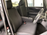 フロントは助手席と繋がったベンチシートです。