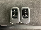 ☆スマートキー☆ドアの開錠・施錠はもちろんですが、エンジンをかけるときも鍵を取り出さなくて大丈夫ですよ♪両手に荷物をお持ちの時でも、大変便利で使い易い装備です☆
