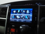 ダイハツ純正ナビが装備されています。大きめの画面でルート案内画面の確認もスムーズです。後退時の安全確認に便利なバックモニター機能がついています。