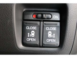 乗り降りラクラクな両側パワースライドドアが装備されてます。運転席からもリモート操作が可能です。外からはリモコンキーで開閉することができます。巻き込み防止機能もありますので安心です。