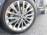 ●純正17インチアルミホイール:輸入車ならではの卓越した走りを支えるホイールと足回りです!日本車の走りに慣れている方にもぜひ体感して頂きたいほど、高いレベルでまとまっています!