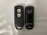 スマートキーを装備しています。鍵を差し込むことなくドアロックの開け閉めと、スタートボタン操作でのエンジンスタートができます。スペアキーも同じものを用意しております。