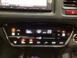 オートエアコンがついてますので、簡単操作で快適に過ごせます。リア熱線のスイッチの中にサイドミラーヒーターも入っています。パネル内のシートヒータースイッチは前席の左右別々に2段階で温度設定ができます。