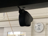 後方にもドライブレコーダーのカメラが付いています。前後両方でお車の周りを監視・記録いたします。