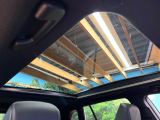 【パノラマルーフ】大型のガラスルーフ搭載で車内の解放感が一気にアップ!開放的なドライブをお楽しみいただけます。