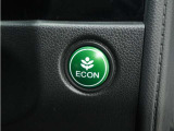 ◆ECONスイッチ(ECONモード)◆エンジンやエアコンといった、クルマ全体の動きを燃費優先で自動制御するECONモード。空調など快適性を優先したいときは、スイッチを押してOFFにできます。