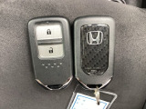 ☆スマートキー☆ドアの開錠・施錠はもちろんですが、エンジンをかけるときも鍵を取り出さなくて大丈夫ですよ♪両手に荷物をお持ちの時でも、大変便利で使い易い装備です☆