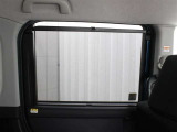 スライドドアに収納式のサンシェードを装備しています。