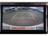 【バックモニター】 後退時に車両の後ろ側を表示します。車庫入れなどでバックする際に安心です。