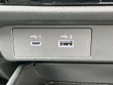 USB Type-A・Type-Cがセンターコンソール部分にございます。充電の心配も減りますね!