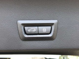 ボタン操作ひとつでトランクの開閉を可能とする電動トランクが付いております。