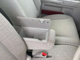 運転席アームレストは長距離運転にもうれしい装備です。収納も兼ねています。