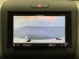 ギヤをR(バック)に入れるとナビの画面に後ろの映像が映るリアカメラ付です。後退時、コンディションが悪い視界でもカラーバックモニターがドライバーをサポートします。