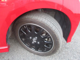 アルミホイールを装備しております。