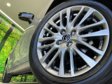 【純正16インチアルミホイール】外観にマッチした純正アルミホイールを装着しております。各種社外アルミホイールや、スタッドレスタイヤも取扱いしております。是非ご相談ください♪