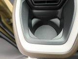 カップホルダーはインパネの左右に付いています。エアコンの風が当たるように設置されているので、冬には保温、夏には冷却の効果がありますよ。