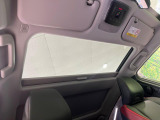 【パノラマルーフ】大型のガラスルーフ搭載で車内の解放感が一気にアップ!開放的なドライブをお楽しみいただけます。