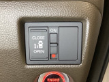 左側電動スライドドアは運転席からでも操作ができるように、ハンドル付近に開閉の操作スイッチが付いています。