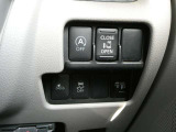 エマージェンシーブレーキや横滑り防止装置などのセーフティサポートのスイッチを運転席右側に分かりやすく配置しております