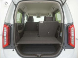 2列目シートは左右独立で倒すことができます。3人乗車状態でより多くの荷物を積むことができます。