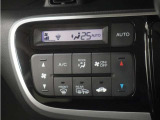 フルオートエアコン搭載。好みの温度に設定するだけで、風向や風量を自動でコントロール!いつでも快適な車内環境に。