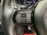 ステアリングにオーディオ操作スイッチが付いています。オーディオ画面に直接タッチしなくても操作が出来ますので、運転に集中できます。