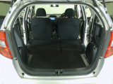 リアシートを倒せば広々荷室の出来上がり♪アレンジ次第でさまざまな荷物が積み込めますよ。