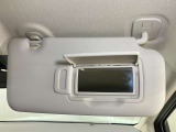 【運転席サンバイザー】鏡が付いているのでメイク直しなどにも便利★