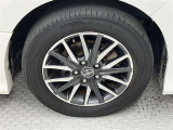 外観にマッチした純正ホイール装着しています。各種社外アルミホイールやスタッドレスタイヤも取扱いしております。是非ご相談ください♪