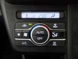 オートエアコンです。車内を設定温度に保ち、快適空間をキープします。