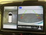 【アラウンドビューモニター】まるでクルマを真上から見下ろしたかのような視点で駐車をサポートします!クルマの斜め後ろや真横など、前後左右の4つのカメラの映像が合成されて、モニターに映し出されます。