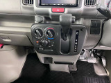 操作が簡単なシフトレバーですのでストレスなく運転が出来ますよ!エアコンはダイヤル式のマニュアルエアコンです!