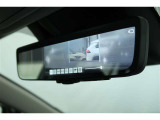【デジタルインナーミラー】後部座席の同乗者などで後方が見えにくい場合でも映像表示で視界を確保。切替レバーで鏡面ミラーモードにも変更できます。