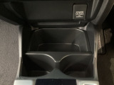 運転席と助手席の間にはドリンクホルダーが付いています。ちょうど手の届く所にありますので、とっても便利です♪