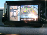 見下ろしているかのような映像で、駐車もスムーズにできる。アラウンドビューモニター