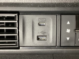 エアコン操作パネルの左側に、スマートフォンなどの充電可能なUSB端子と、音源などの外部入力の可能なUSB端子がついています。移動中に充電もできるので便利です。