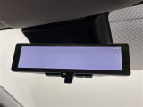 【インテリジェントルームミラー】リアカメラの画像を液晶モニター(ルームミラー)に写して、後部座席の人で視界が遮られたり、夜間や悪天候の時なども、クリアな後方視界を確保するため安心です。