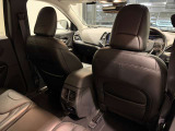 後部座席も広々としたレザーシートになっております。