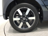 【アルミホイール】純正アルミホイール装備!足元を際立たせ、軽快な走りを演出します!印象もアップし、スタイルも引き締まります!スポーティーさの中にラグジュアリーを感じさせるデザインですね♪