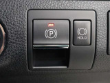 「HOLD」スイッチを押し、システムONの状態にしておくことで、渋滞や信号待ちなどでブレーキを踏んで停車した時にブレーキを保持。アクセルを踏むと解除されます。